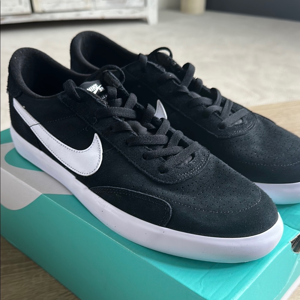 Nike Men's Black and White Sneakers